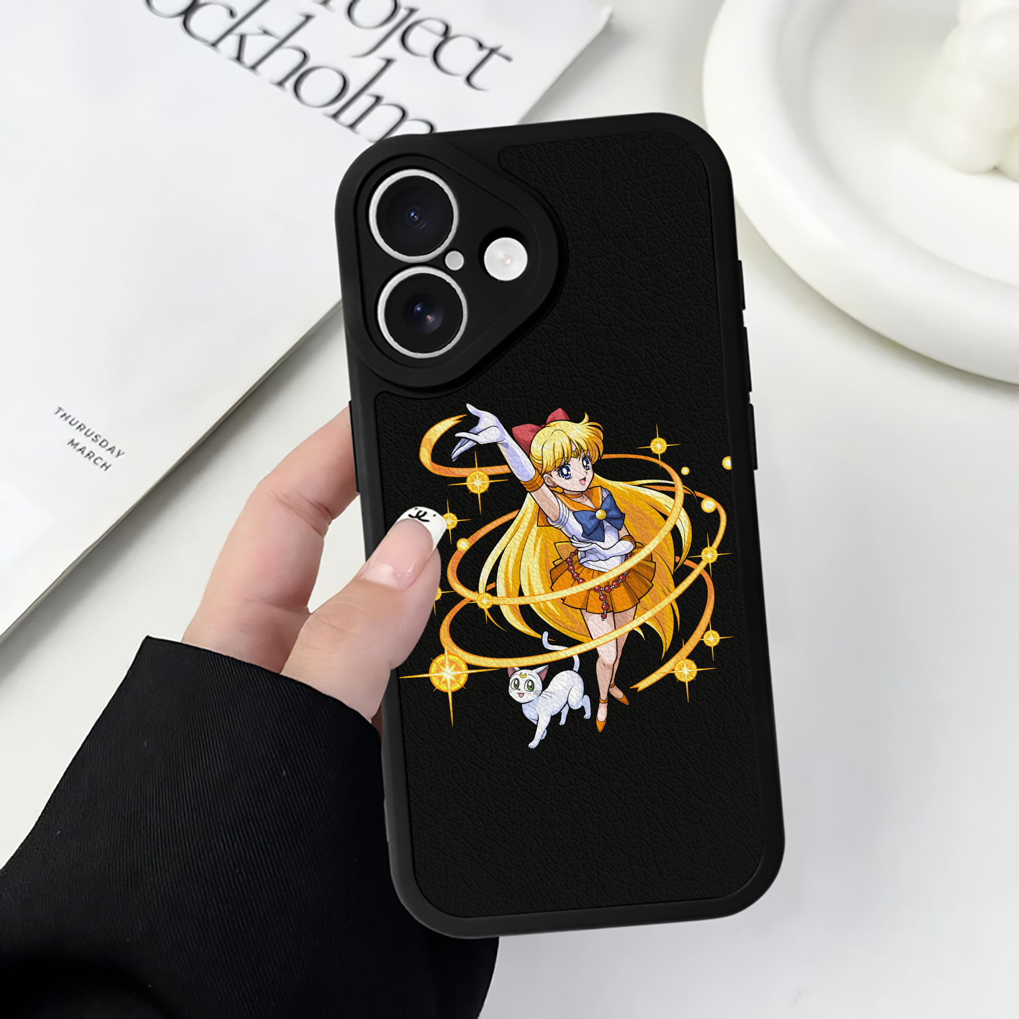 （画像用） 美少女戦士セーラームーン 愛野 美奈子 あいの みなこ Sailor Moon Aino Minako 【iPhone 16シリーズ対応】シリコンスマホケース（レザー調） 材質：シリコン